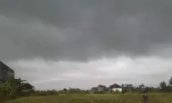 BMKG peringatkan gelombang tinggi 5 meter di laut selatan Bali BMKG peringatkan gelombang tinggi 5 meter di laut selatan Bali