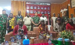 Enam warga diduga terafiliasi OPM diserahkan kepada keluarga