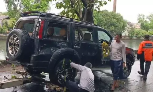 Minibus kecelakaan di Cengkareng, tabrak pohon dan masuk kali