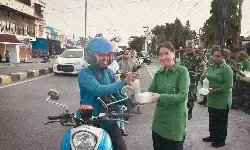 Koramil Kokonao dan Koramil Timika bagikan takjil kepada pengguna jalan Koramil Kokonao dan Koramil Timika bagikan takjil kepada pengguna jalan