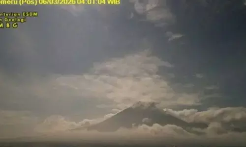 Gunung Semeru erupsi lontarkan abu vulkanik 400 meter pagi ini Gunung Semeru erupsi lontarkan abu vulkanik 400 meter pagi ini