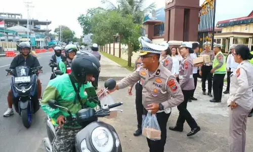 Direktorat Lalu Lintas Polda Sulut dan Bapenda sinergi bagi-bagi 500 paket takjil