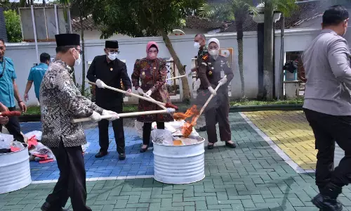 Kejari Sukoharjo musnahkan barbuk hasil penindakan perkara tujuh bulan