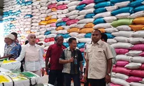 Stok beras Bulog dan minyak goreng di Papua cukup untuk tiga bulan ke depan Stok beras Bulog dan minyak goreng di Papua cukup untuk tiga bulan ke depan