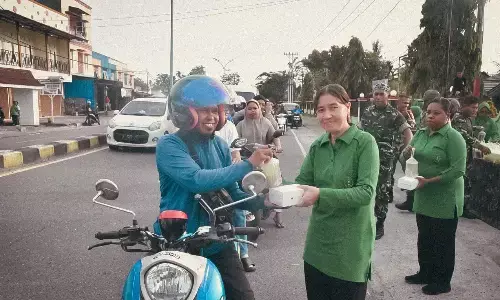 Koramil Kokonao dan Koramil Timika bagikan takjil kepada pengguna jalan