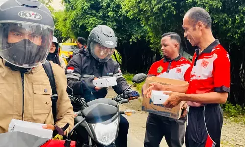 Takjil gratis dari Kemenag Kabupaten Jayapura diserbu masyarakat pengguna jalan