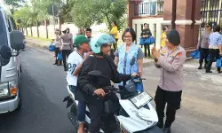 Sapa pengendara dengan senyum, Polwan Polda Sulut bagikan takjil