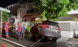 Mobil terperosok ke saluran air di Matraman saat belajar nyetir Mobil terperosok ke saluran air di Matraman saat belajar nyetir