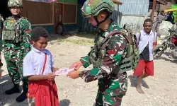 Satgas Yonif 711/RKS beri pelajar di Waghete perlengkapan sekolah