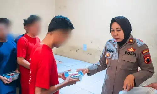 Polres Tegal Kota bagikan takjil untuk tahanan dan pengendara Polres Tegal Kota bagikan takjil untuk tahanan dan pengendara