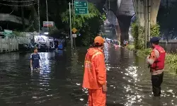 Banjir Jakarta meluas, 44 RT terendam usai hujan deras sejak malam Banjir Jakarta meluas, 44 RT terendam usai hujan deras sejak malam