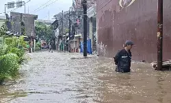 Tinggi air banjir di Jakarta Timur capai 1,5 meter pada Minggu pagi