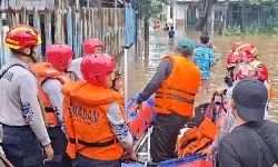 Gulkarmat evakuasi lansia dan bayi dari banjir di Cipinang Melayu Gulkarmat evakuasi lansia dan bayi dari banjir di Cipinang Melayu