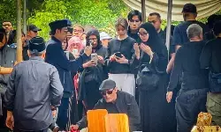 Musisi, selebritas, dan pemengaruh hadiri pemakaman Vidi Aldiano Musisi, selebritas, dan pemengaruh hadiri pemakaman Vidi Aldiano