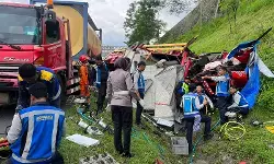 Laka rem blong Tol Ungaran, penumpang truk tronton meninggal dunia Laka rem blong Tol Ungaran, penumpang truk tronton meninggal dunia