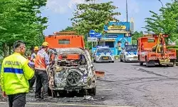 Sebuah mobil terbakar saat ditinggal parkir di rest area Tol Cipali