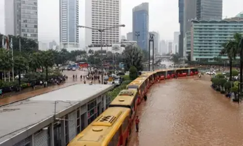 Belasan rute Transjakarta terdampak banjir pada Minggu pagi