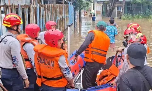 Gulkarmat evakuasi lansia dan bayi dari banjir di Cipinang Melayu