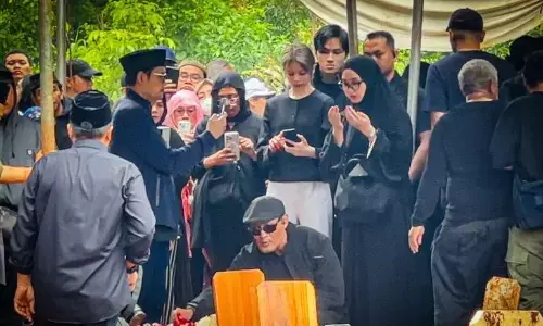 Musisi, selebritas, dan pemengaruh hadiri pemakaman Vidi Aldiano