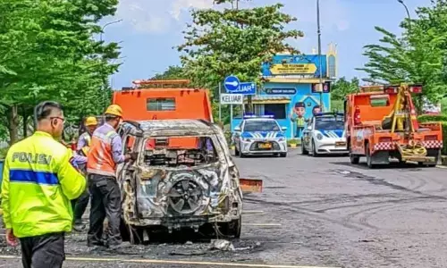 Sebuah mobil terbakar saat ditinggal parkir di rest area Tol Cipali