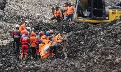 Tim SAR kembali temukan jasad korban longsor di TPST Bantargebang