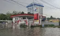 SPBU dan lalin lumpuh imbas banjir Jalan Outer Ring Road Cengkareng SPBU dan lalin lumpuh imbas banjir Jalan Outer Ring Road Cengkareng