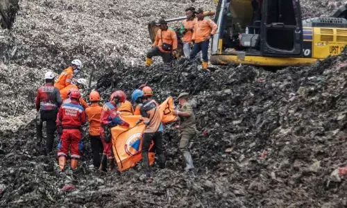 Tim SAR kembali temukan jasad korban longsor di TPST Bantargebang Tim SAR kembali temukan jasad korban longsor di TPST Bantargebang