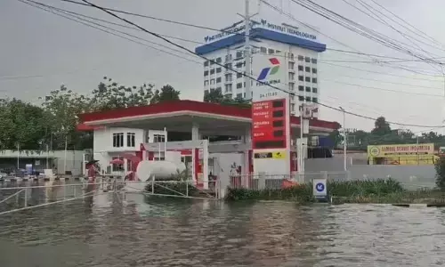 SPBU dan lalin lumpuh imbas banjir Jalan Outer Ring Road Cengkareng