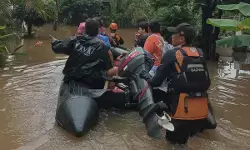 BAZNAS RI evakuasi warga terdampak banjir di Kembangan Jakarta Barat