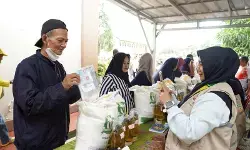 Pemerintah mulai salurkan bantuan beras-minyak goreng jelang Lebaran
