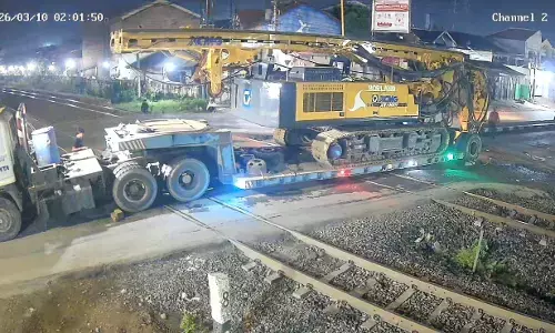 Truk trailer nyangkut di Perlintasan Semarang, 10 KA alami kelambatan 25 menit hingga 3 jam