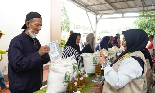 Pemerintah mulai salurkan bantuan beras-minyak goreng jelang Lebaran