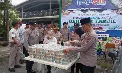 Berbagi Berkah Ramadan, Satpolairud Polres Tegal Kota bagikan takjil kepada masyarakat