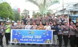 Sapa pengendara di zero point, Polwan Polda Sulut bagikan paket takjil