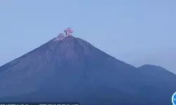Semeru erupsi dengan tinggi letusan capai 600 meter di atas puncak