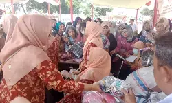 Warga Magelang serbu stand DWP yang sediakan baju layak pakai