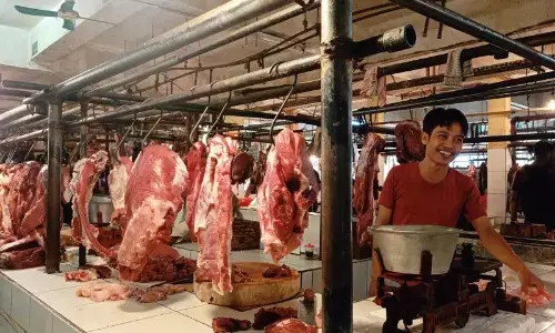 Jelang Lebaran, harga daging ayam dan sapi di pasar Jaktim naik