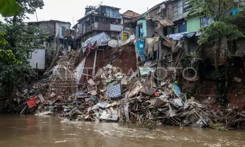 Jaksel pasang kayu dolken untuk tangani longsor di Tebet