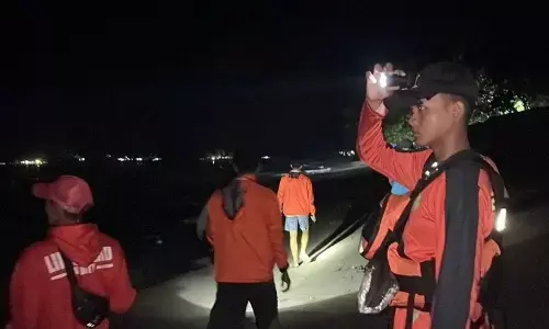 Tim SAR cari remaja terseret arus saat berenang Pantai Carita Banten