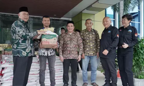 Kanwil Kemenag - Walubi Sumut serahkan 300 paket bahan pokok jelang Idul Fitri Kanwil Kemenag - Walubi Sumut serahkan 300 paket bahan pokok jelang Idul Fitri