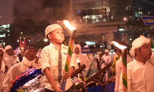 Suasana malam Ramadan di kampung dan kota