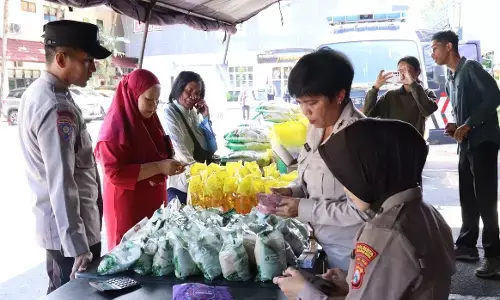Redam `panic buying`, Polresta Malang Kota gelar pasar murah Redam `panic buying`, Polresta Malang Kota gelar pasar murah
