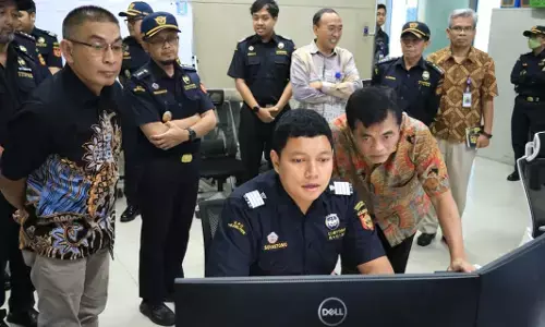 Dirjen Bea Cukai tinjau arus barang lebaran di Tanjung Priok