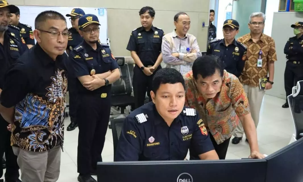 Dirjen Bea Cukai tinjau arus barang lebaran di Tanjung Priok Dirjen Bea Cukai tinjau arus barang lebaran di Tanjung Priok