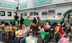 Pemudik mulai padati Stasiun Pasar Senen pada H-7 Lebaran Pemudik mulai padati Stasiun Pasar Senen pada H-7 Lebaran