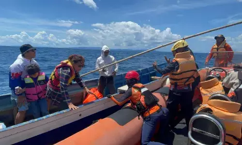 Tim angkutan lebaran banggai laut periksa alat keselamatan kapal Tim angkutan lebaran banggai laut periksa alat keselamatan kapal