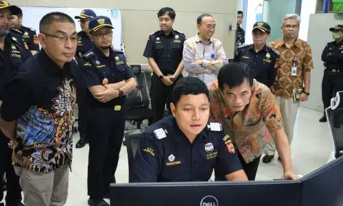 Dirjen Bea Cukai tinjau arus barang lebaran di Tanjung Priok Dirjen Bea Cukai tinjau arus barang lebaran di Tanjung Priok
