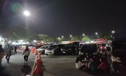 Kendaraan pemudik mulai padati rest area KM 57 Tol Cikampek