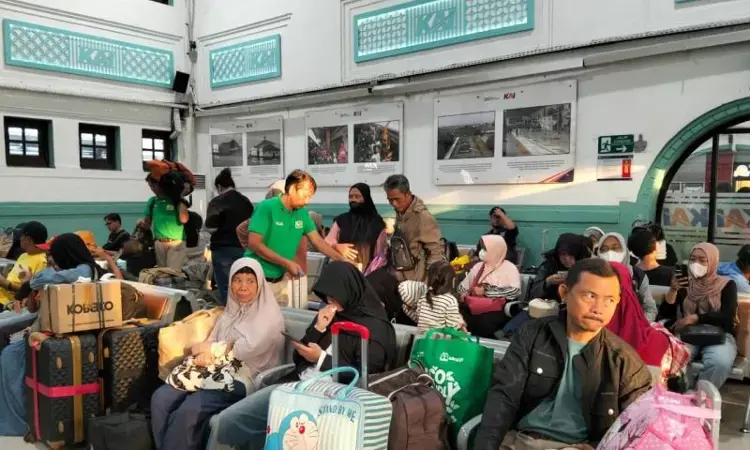 Pemudik mulai padati Stasiun Pasar Senen pada H-7 Lebaran