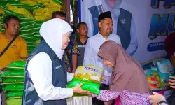 Khofifah pastikan stok bahan pokok aman dan terjangkau di Gresik
